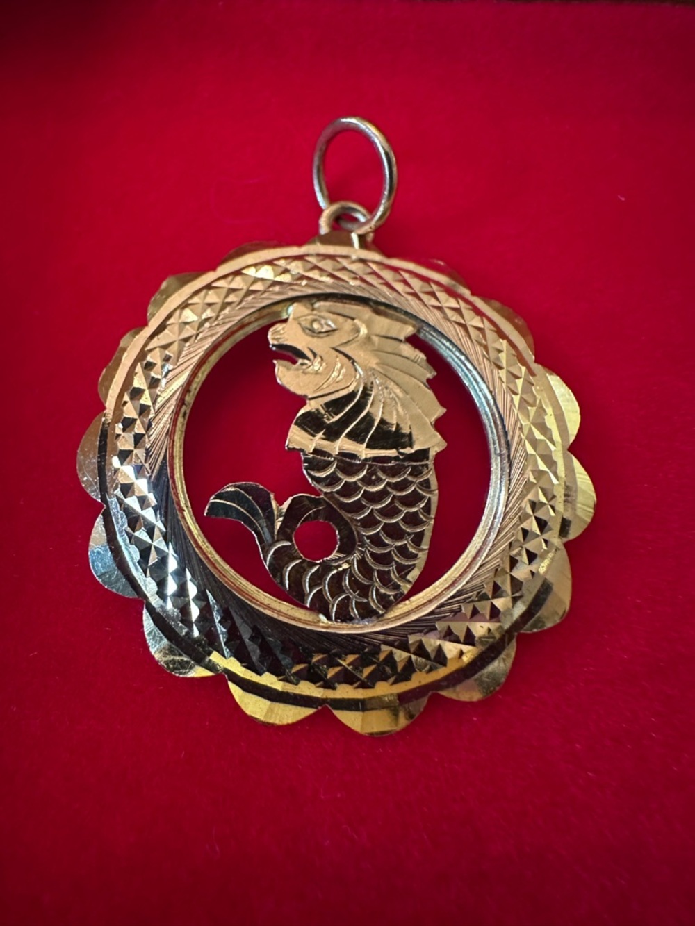 Vintage Singapore Merlion Charm / Pendant in 22 Karat Yellow Gold 3.6 g, 1.25"